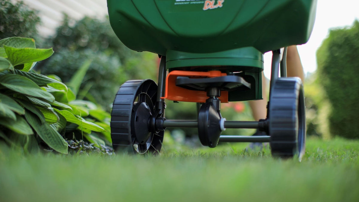 Turf Builder Deluxe Edgeguard Broadcast Spreader, 15,000 sq. ft. E6U0 - product image 4