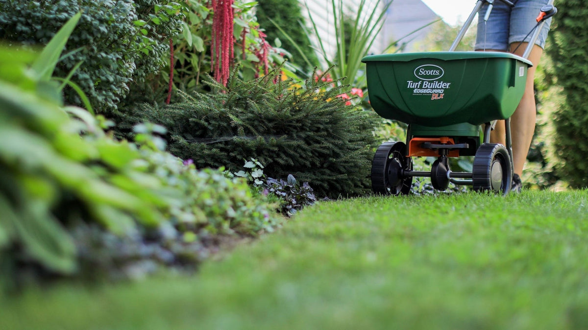 Turf Builder Deluxe Edgeguard Broadcast Spreader, 15,000 sq. ft. E6U0 - product image 6