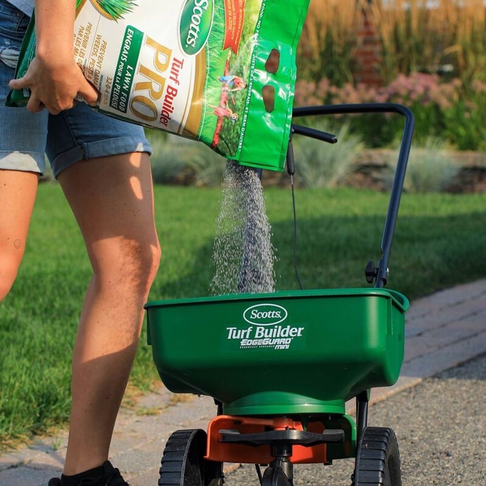 Turf Builder PRO Lawn Fertilizer, 800-m2 W7H5 - product image 4